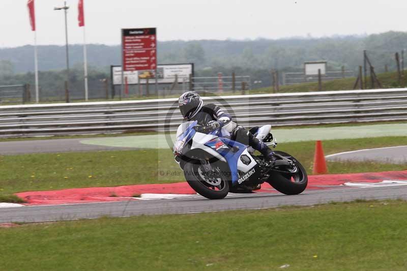 Motorcycle action photographs;Trackday digital images;event digital images;eventdigitalimages;no limits trackday;peter wileman photography;snetterton;snetterton circuit norfolk;snetterton photographs;trackday;trackday photos