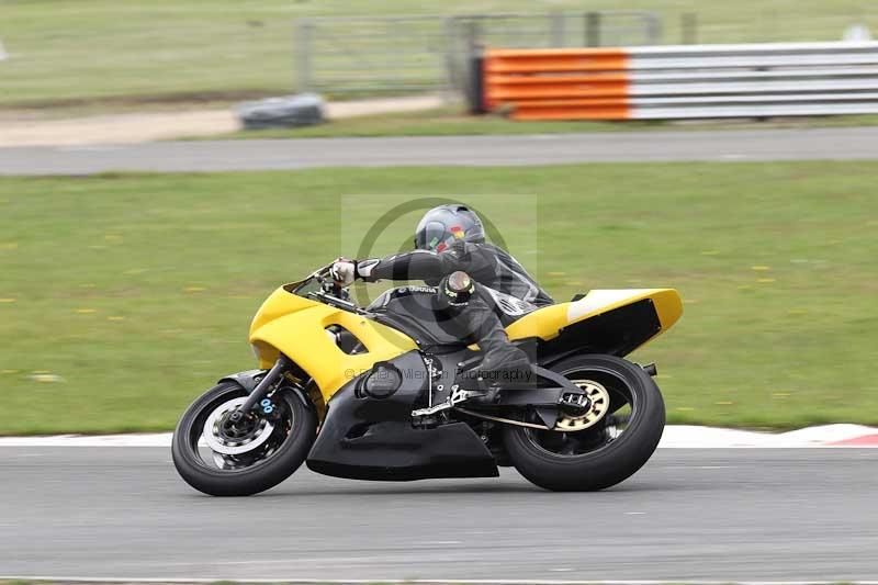 Motorcycle action photographs;Trackday digital images;event digital images;eventdigitalimages;no limits trackday;peter wileman photography;snetterton;snetterton circuit norfolk;snetterton photographs;trackday;trackday photos