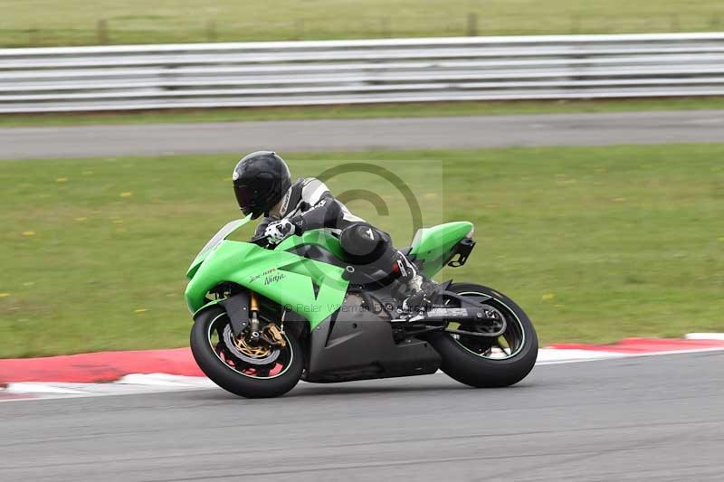 Motorcycle action photographs;Trackday digital images;event digital images;eventdigitalimages;no limits trackday;peter wileman photography;snetterton;snetterton circuit norfolk;snetterton photographs;trackday;trackday photos