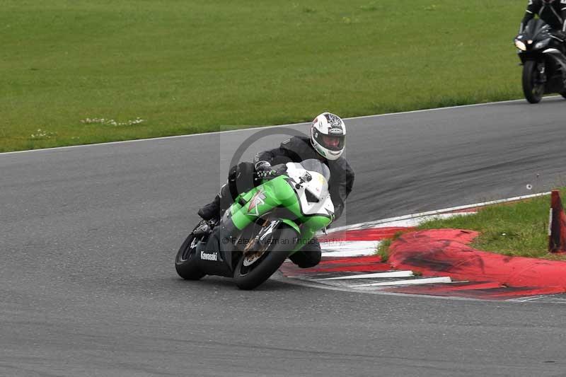 Motorcycle action photographs;Trackday digital images;event digital images;eventdigitalimages;no limits trackday;peter wileman photography;snetterton;snetterton circuit norfolk;snetterton photographs;trackday;trackday photos