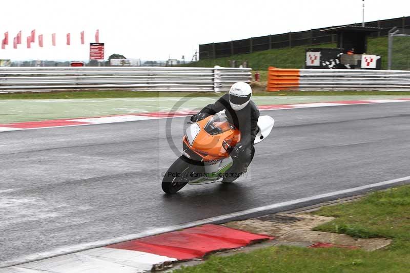 Motorcycle action photographs;Trackday digital images;event digital images;eventdigitalimages;no limits trackday;peter wileman photography;snetterton;snetterton circuit norfolk;snetterton photographs;trackday;trackday photos