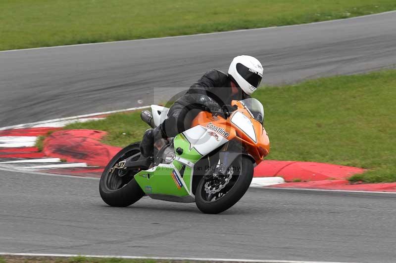 Motorcycle action photographs;Trackday digital images;event digital images;eventdigitalimages;no limits trackday;peter wileman photography;snetterton;snetterton circuit norfolk;snetterton photographs;trackday;trackday photos