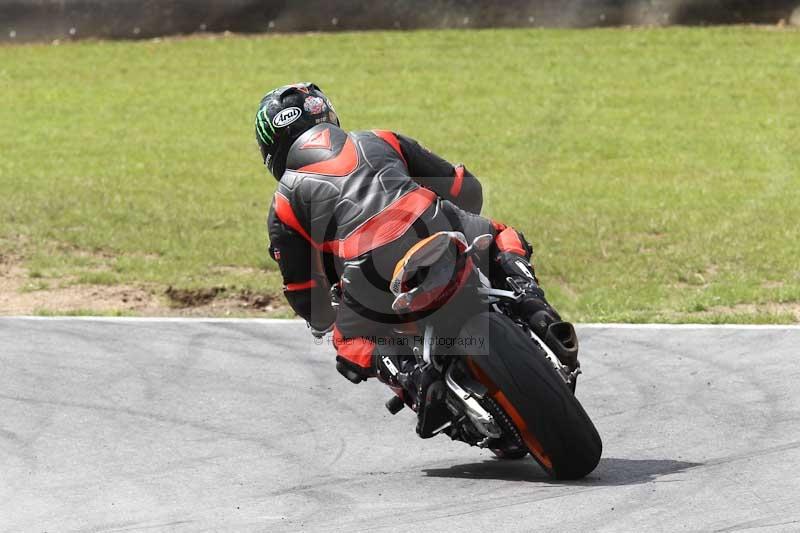 Motorcycle action photographs;Trackday digital images;event digital images;eventdigitalimages;no limits trackday;peter wileman photography;snetterton;snetterton circuit norfolk;snetterton photographs;trackday;trackday photos