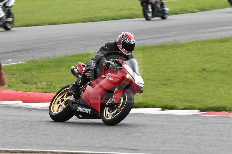 Motorcycle action photographs;Trackday digital images;event digital images;eventdigitalimages;no limits trackday;peter wileman photography;snetterton;snetterton circuit norfolk;snetterton photographs;trackday;trackday photos