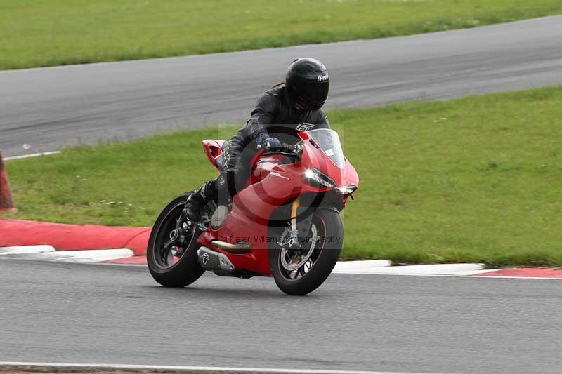 Motorcycle action photographs;Trackday digital images;event digital images;eventdigitalimages;no limits trackday;peter wileman photography;snetterton;snetterton circuit norfolk;snetterton photographs;trackday;trackday photos