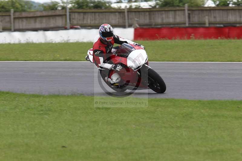 Motorcycle action photographs;Trackday digital images;event digital images;eventdigitalimages;no limits trackday;peter wileman photography;snetterton;snetterton circuit norfolk;snetterton photographs;trackday;trackday photos