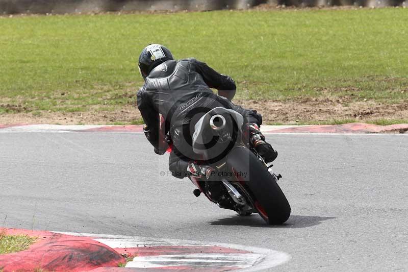 Motorcycle action photographs;Trackday digital images;event digital images;eventdigitalimages;no limits trackday;peter wileman photography;snetterton;snetterton circuit norfolk;snetterton photographs;trackday;trackday photos