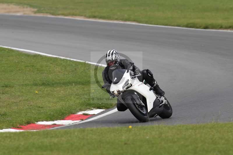 Motorcycle action photographs;Trackday digital images;event digital images;eventdigitalimages;no limits trackday;peter wileman photography;snetterton;snetterton circuit norfolk;snetterton photographs;trackday;trackday photos