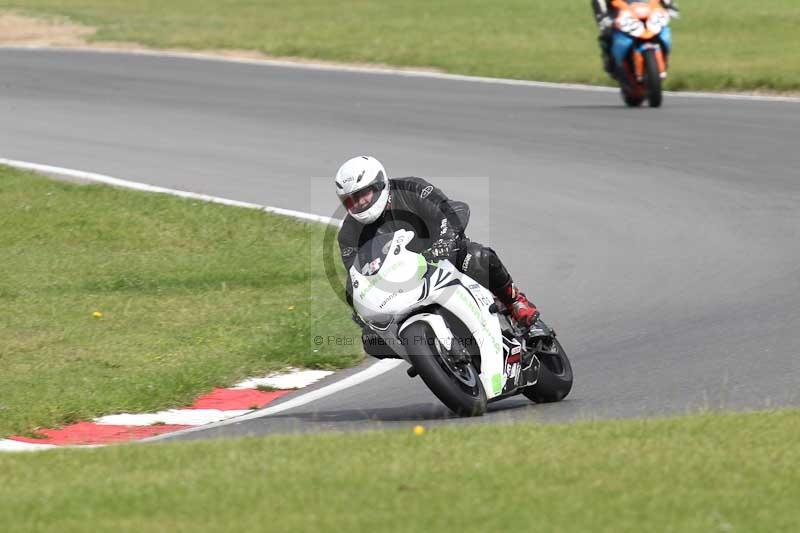 Motorcycle action photographs;Trackday digital images;event digital images;eventdigitalimages;no limits trackday;peter wileman photography;snetterton;snetterton circuit norfolk;snetterton photographs;trackday;trackday photos