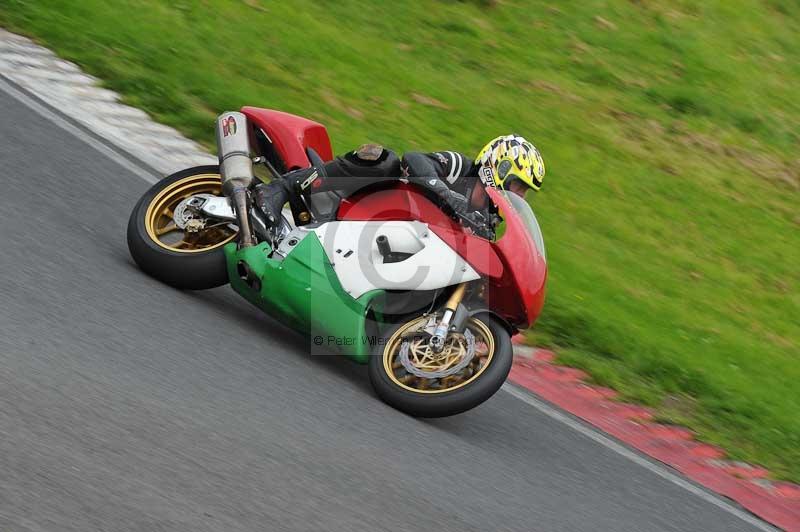 Motorcycle action photographs;Trackday digital images;cadwell;cadwell park photographs;event digital images;eventdigitalimages;motor racing louth lincolnshire;no limits trackdays;peter wileman photography;trackday;trackday photos