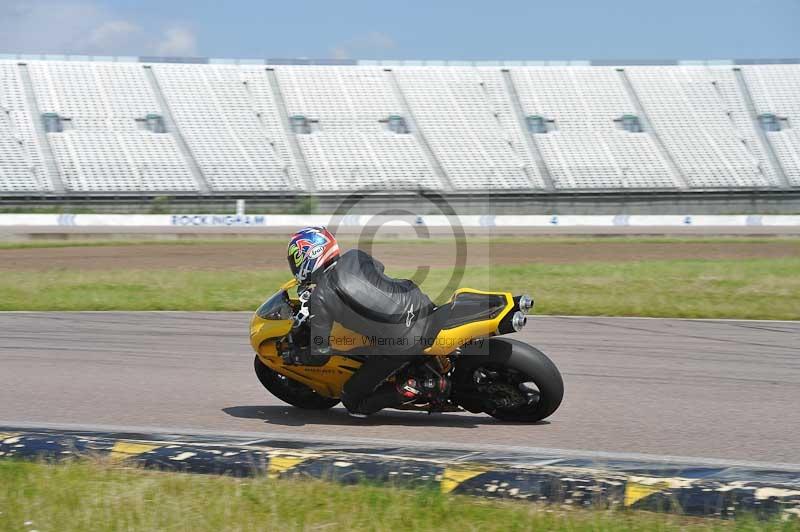 Motorcycle action photographs;Rockingham;Rockingham photographs;Trackday digital images;event digital images;eventdigitalimages;no limits trackday;peter wileman photography;rockingham corby northamptonshire;trackday;trackday photos