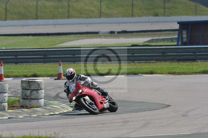 Motorcycle action photographs;Rockingham;Rockingham photographs;Trackday digital images;event digital images;eventdigitalimages;no limits trackday;peter wileman photography;rockingham corby northamptonshire;trackday;trackday photos