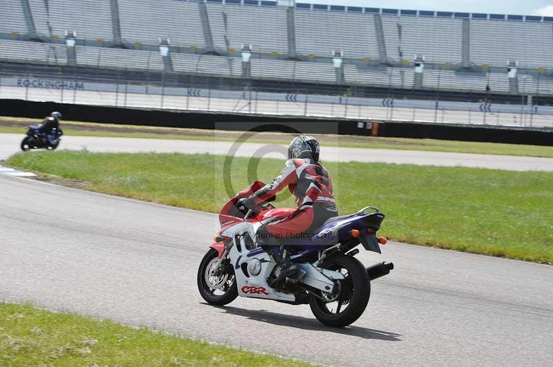 Rockingham no limits trackday;enduro digital images;event digital images;eventdigitalimages;no limits trackdays;peter wileman photography;racing digital images;rockingham raceway northamptonshire;rockingham trackday photographs;trackday digital images;trackday photos