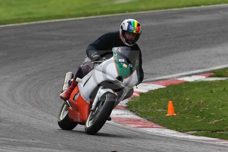 Motorcycle action photographs;Trackday digital images;cadwell;cadwell park photographs;event digital images;eventdigitalimages;motor racing louth lincolnshire;no limits trackdays;peter wileman photography;trackday;trackday photos