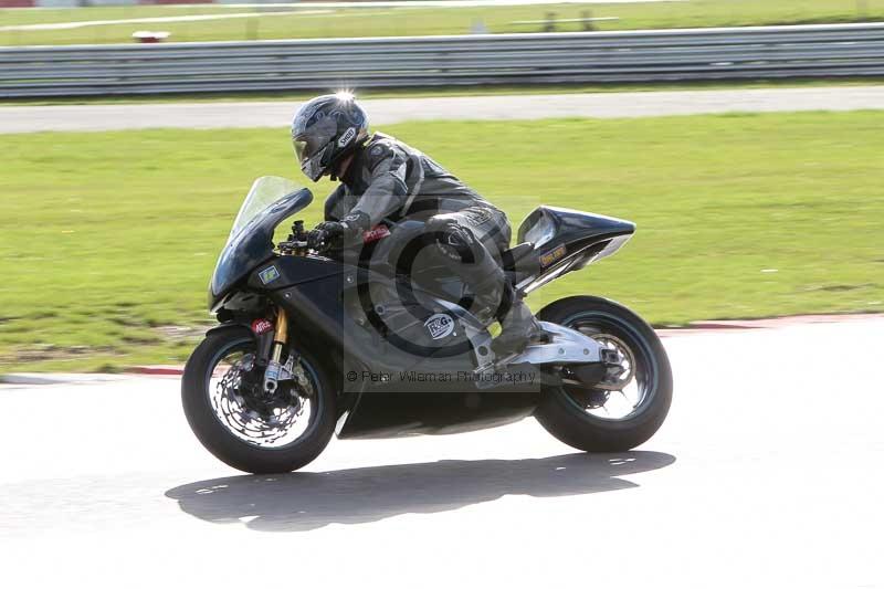 Motorcycle action photographs;Trackday digital images;event digital images;eventdigitalimages;no limits trackday;peter wileman photography;snetterton;snetterton circuit norfolk;snetterton photographs;trackday;trackday photos
