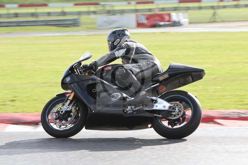 Motorcycle action photographs;Trackday digital images;event digital images;eventdigitalimages;no limits trackday;peter wileman photography;snetterton;snetterton circuit norfolk;snetterton photographs;trackday;trackday photos