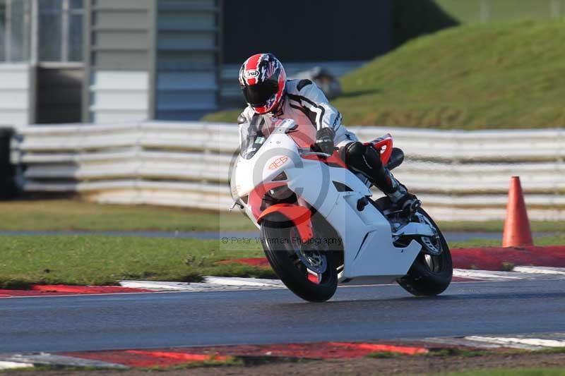 Motorcycle action photographs;Trackday digital images;event digital images;eventdigitalimages;no limits trackday;peter wileman photography;snetterton;snetterton circuit norfolk;snetterton photographs;trackday;trackday photos