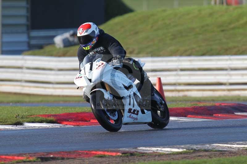 Motorcycle action photographs;Trackday digital images;event digital images;eventdigitalimages;no limits trackday;peter wileman photography;snetterton;snetterton circuit norfolk;snetterton photographs;trackday;trackday photos