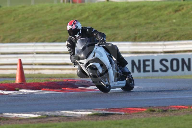 Motorcycle action photographs;Trackday digital images;event digital images;eventdigitalimages;no limits trackday;peter wileman photography;snetterton;snetterton circuit norfolk;snetterton photographs;trackday;trackday photos