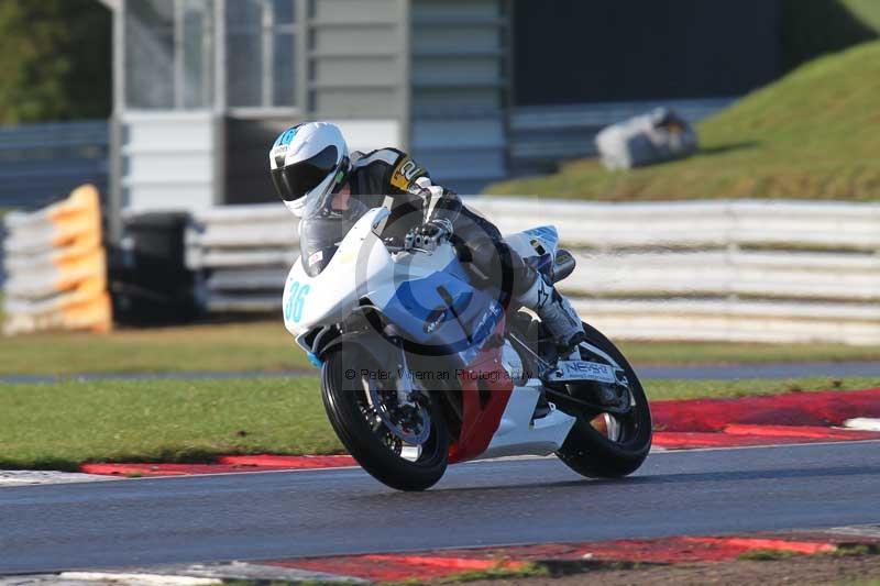 Motorcycle action photographs;Trackday digital images;event digital images;eventdigitalimages;no limits trackday;peter wileman photography;snetterton;snetterton circuit norfolk;snetterton photographs;trackday;trackday photos