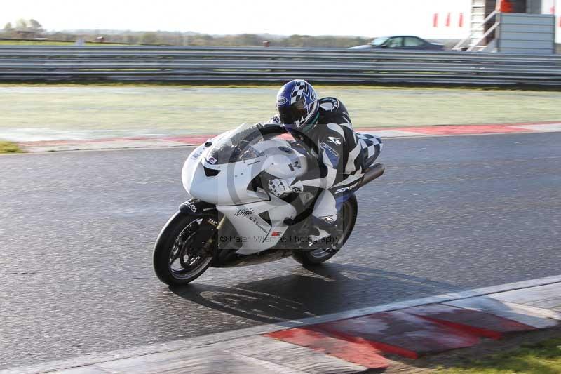 Motorcycle action photographs;Trackday digital images;event digital images;eventdigitalimages;no limits trackday;peter wileman photography;snetterton;snetterton circuit norfolk;snetterton photographs;trackday;trackday photos