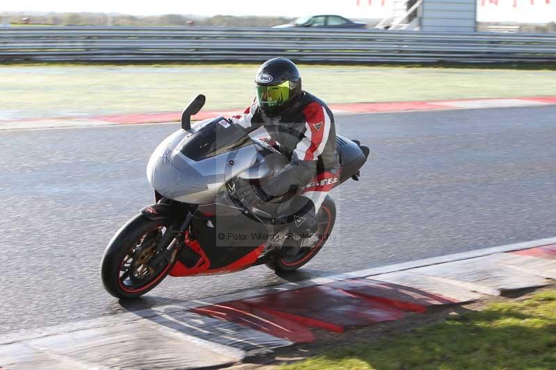 Motorcycle action photographs;Trackday digital images;event digital images;eventdigitalimages;no limits trackday;peter wileman photography;snetterton;snetterton circuit norfolk;snetterton photographs;trackday;trackday photos