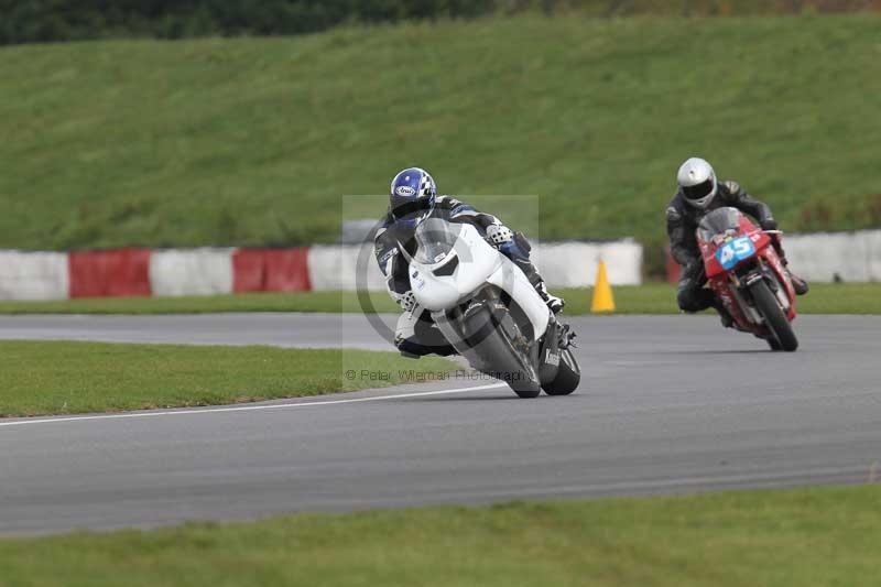 Motorcycle action photographs;Trackday digital images;event digital images;eventdigitalimages;no limits trackday;peter wileman photography;snetterton;snetterton circuit norfolk;snetterton photographs;trackday;trackday photos