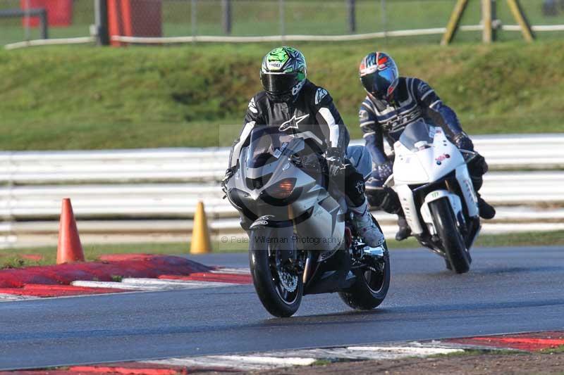 Motorcycle action photographs;Trackday digital images;event digital images;eventdigitalimages;no limits trackday;peter wileman photography;snetterton;snetterton circuit norfolk;snetterton photographs;trackday;trackday photos