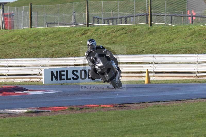 Motorcycle action photographs;Trackday digital images;event digital images;eventdigitalimages;no limits trackday;peter wileman photography;snetterton;snetterton circuit norfolk;snetterton photographs;trackday;trackday photos