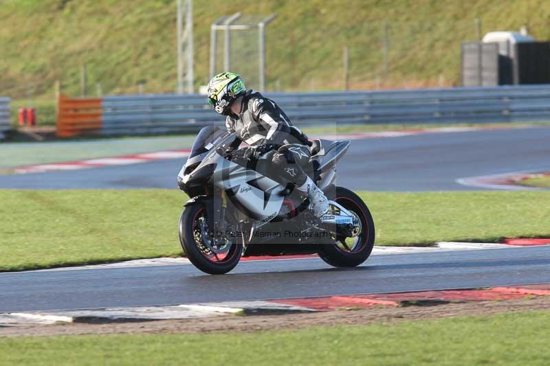Motorcycle action photographs;Trackday digital images;event digital images;eventdigitalimages;no limits trackday;peter wileman photography;snetterton;snetterton circuit norfolk;snetterton photographs;trackday;trackday photos