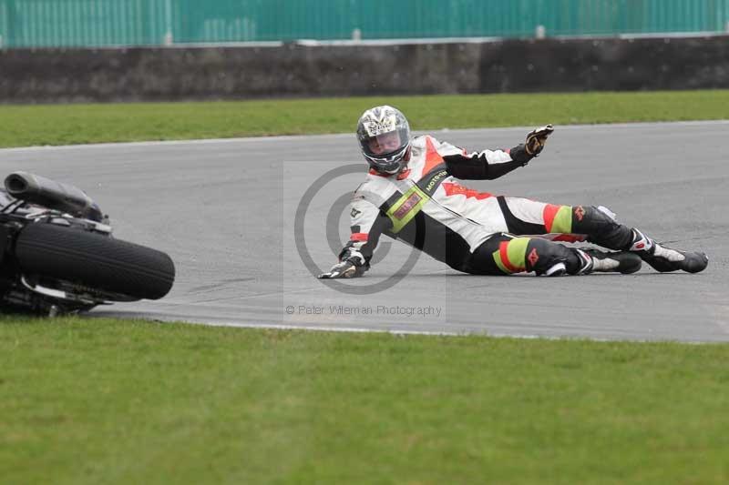 Motorcycle action photographs;Trackday digital images;event digital images;eventdigitalimages;no limits trackday;peter wileman photography;snetterton;snetterton circuit norfolk;snetterton photographs;trackday;trackday photos