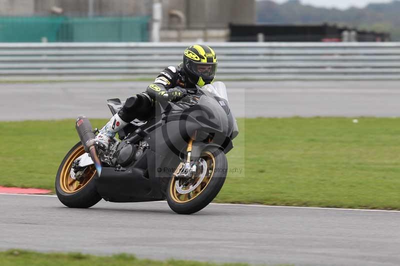 Motorcycle action photographs;Trackday digital images;event digital images;eventdigitalimages;no limits trackday;peter wileman photography;snetterton;snetterton circuit norfolk;snetterton photographs;trackday;trackday photos