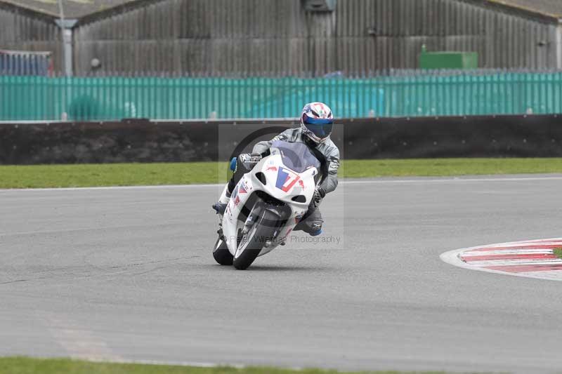 Motorcycle action photographs;Trackday digital images;event digital images;eventdigitalimages;no limits trackday;peter wileman photography;snetterton;snetterton circuit norfolk;snetterton photographs;trackday;trackday photos