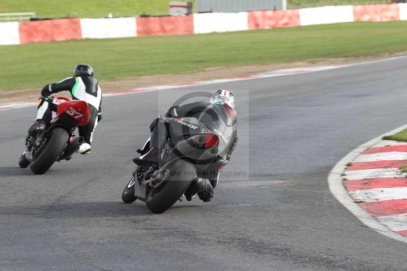 Motorcycle action photographs;Trackday digital images;event digital images;eventdigitalimages;no limits trackday;peter wileman photography;snetterton;snetterton circuit norfolk;snetterton photographs;trackday;trackday photos