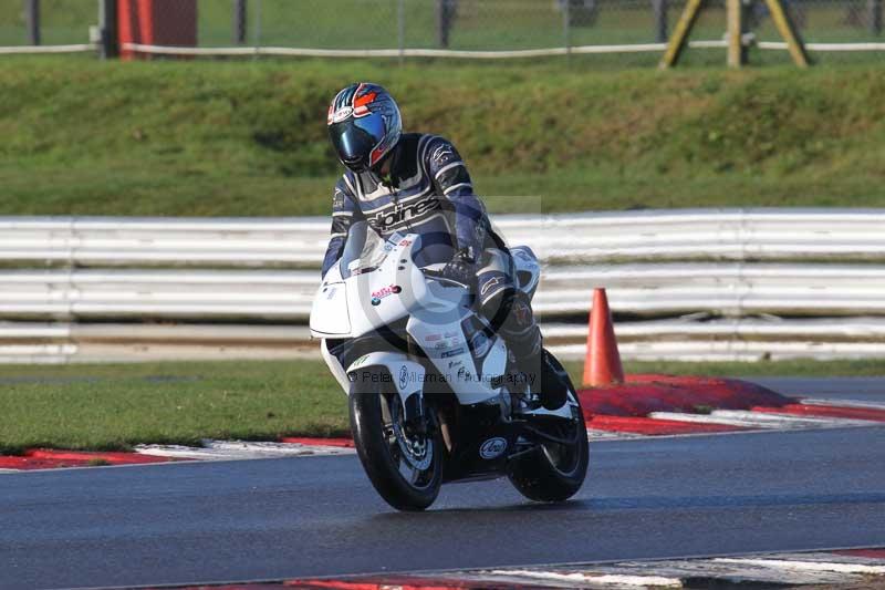 Motorcycle action photographs;Trackday digital images;event digital images;eventdigitalimages;no limits trackday;peter wileman photography;snetterton;snetterton circuit norfolk;snetterton photographs;trackday;trackday photos