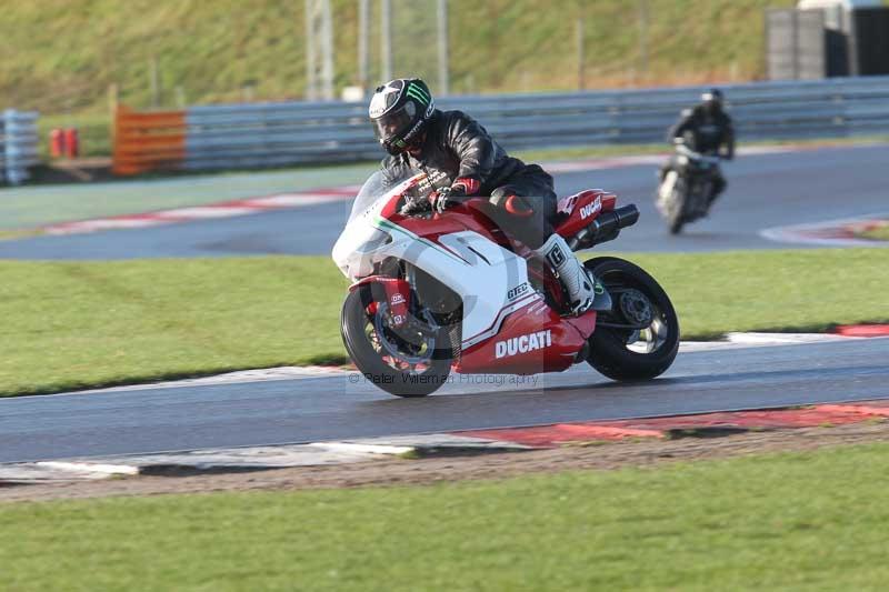 Motorcycle action photographs;Trackday digital images;event digital images;eventdigitalimages;no limits trackday;peter wileman photography;snetterton;snetterton circuit norfolk;snetterton photographs;trackday;trackday photos