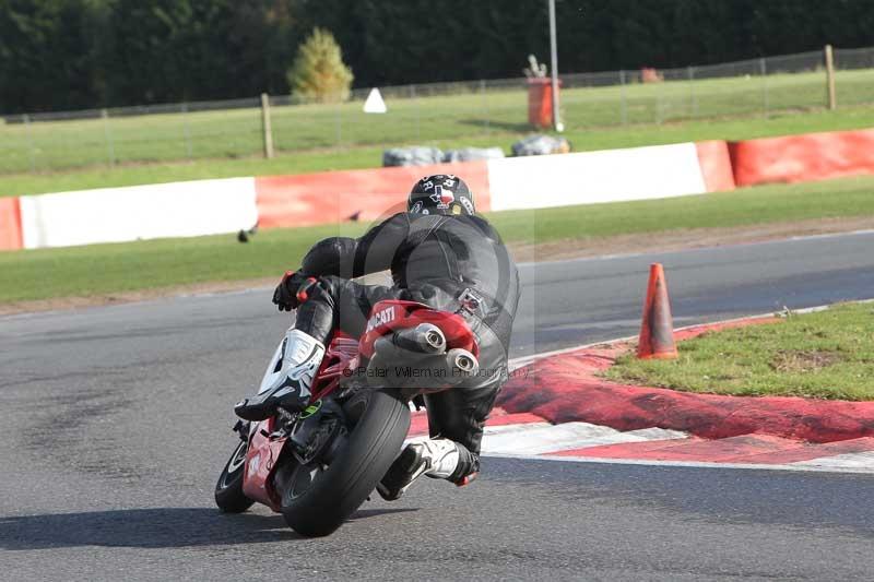 Motorcycle action photographs;Trackday digital images;event digital images;eventdigitalimages;no limits trackday;peter wileman photography;snetterton;snetterton circuit norfolk;snetterton photographs;trackday;trackday photos