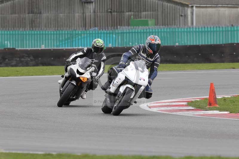 Motorcycle action photographs;Trackday digital images;event digital images;eventdigitalimages;no limits trackday;peter wileman photography;snetterton;snetterton circuit norfolk;snetterton photographs;trackday;trackday photos