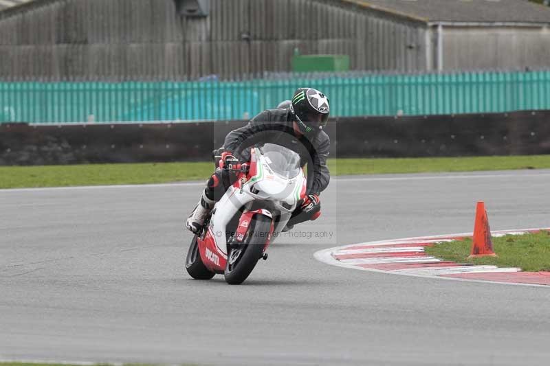 Motorcycle action photographs;Trackday digital images;event digital images;eventdigitalimages;no limits trackday;peter wileman photography;snetterton;snetterton circuit norfolk;snetterton photographs;trackday;trackday photos