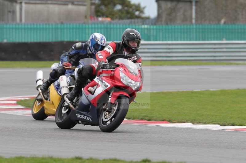 Motorcycle action photographs;Trackday digital images;event digital images;eventdigitalimages;no limits trackday;peter wileman photography;snetterton;snetterton circuit norfolk;snetterton photographs;trackday;trackday photos