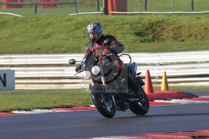 Motorcycle action photographs;Trackday digital images;event digital images;eventdigitalimages;no limits trackday;peter wileman photography;snetterton;snetterton circuit norfolk;snetterton photographs;trackday;trackday photos