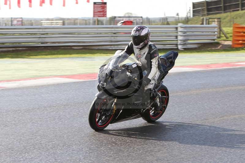 Motorcycle action photographs;Trackday digital images;event digital images;eventdigitalimages;no limits trackday;peter wileman photography;snetterton;snetterton circuit norfolk;snetterton photographs;trackday;trackday photos