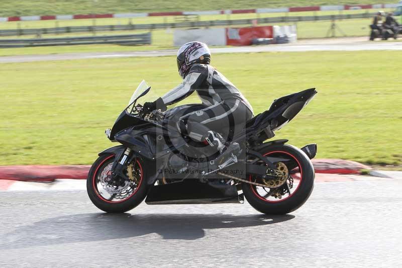 Motorcycle action photographs;Trackday digital images;event digital images;eventdigitalimages;no limits trackday;peter wileman photography;snetterton;snetterton circuit norfolk;snetterton photographs;trackday;trackday photos