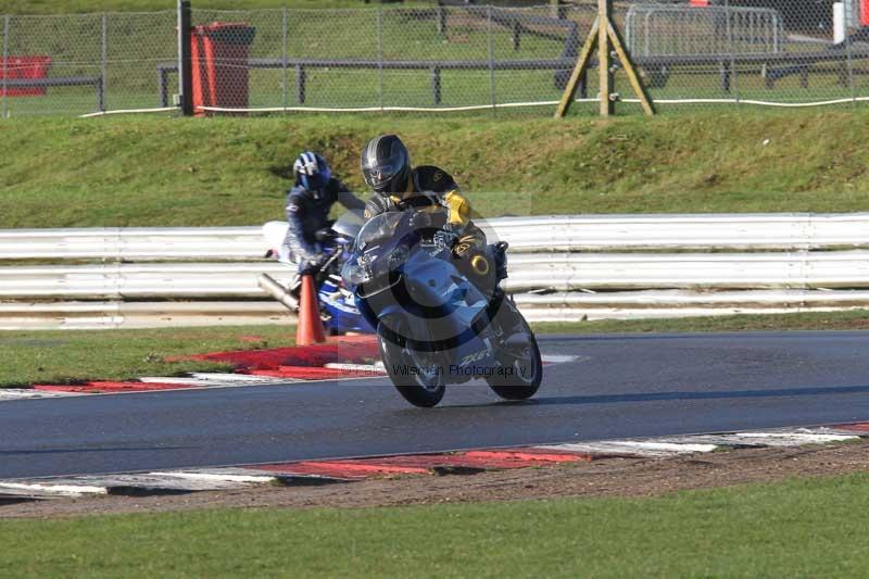 Motorcycle action photographs;Trackday digital images;event digital images;eventdigitalimages;no limits trackday;peter wileman photography;snetterton;snetterton circuit norfolk;snetterton photographs;trackday;trackday photos