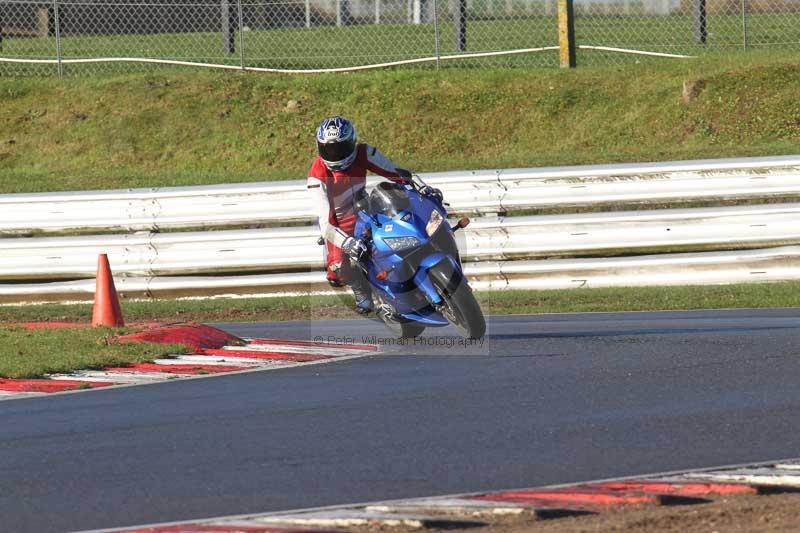 Motorcycle action photographs;Trackday digital images;event digital images;eventdigitalimages;no limits trackday;peter wileman photography;snetterton;snetterton circuit norfolk;snetterton photographs;trackday;trackday photos