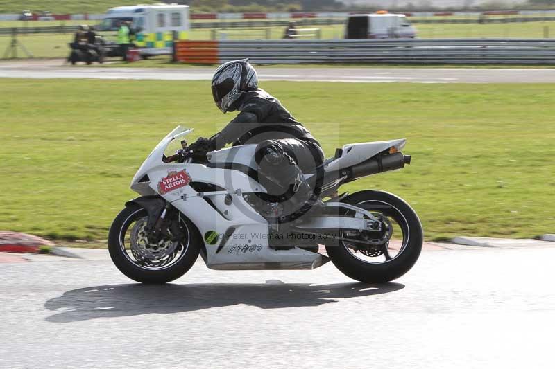 Motorcycle action photographs;Trackday digital images;event digital images;eventdigitalimages;no limits trackday;peter wileman photography;snetterton;snetterton circuit norfolk;snetterton photographs;trackday;trackday photos