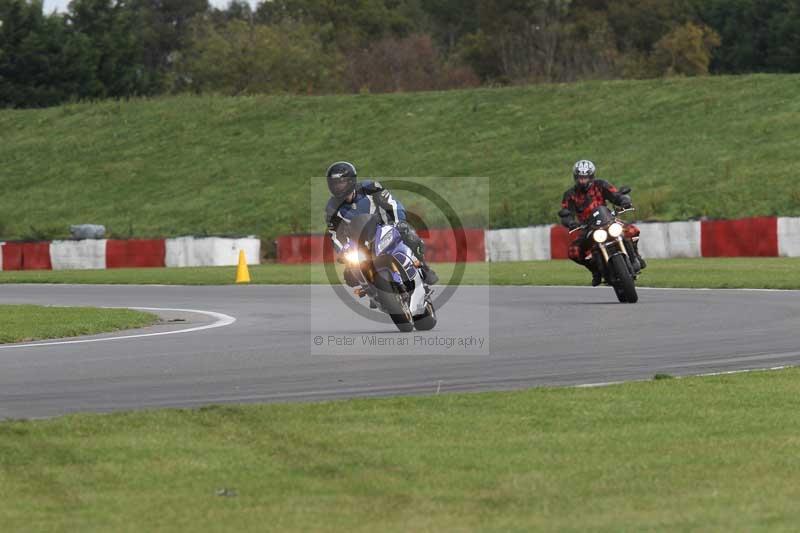 Motorcycle action photographs;Trackday digital images;event digital images;eventdigitalimages;no limits trackday;peter wileman photography;snetterton;snetterton circuit norfolk;snetterton photographs;trackday;trackday photos
