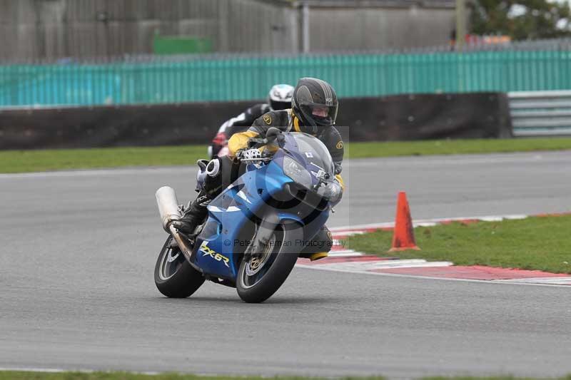 Motorcycle action photographs;Trackday digital images;event digital images;eventdigitalimages;no limits trackday;peter wileman photography;snetterton;snetterton circuit norfolk;snetterton photographs;trackday;trackday photos