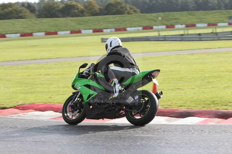 Motorcycle action photographs;Trackday digital images;event digital images;eventdigitalimages;no limits trackday;peter wileman photography;snetterton;snetterton circuit norfolk;snetterton photographs;trackday;trackday photos