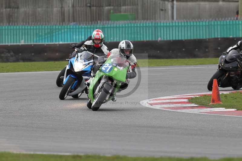 Motorcycle action photographs;Trackday digital images;event digital images;eventdigitalimages;no limits trackday;peter wileman photography;snetterton;snetterton circuit norfolk;snetterton photographs;trackday;trackday photos